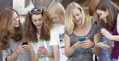 jovenes-padres-smartphones