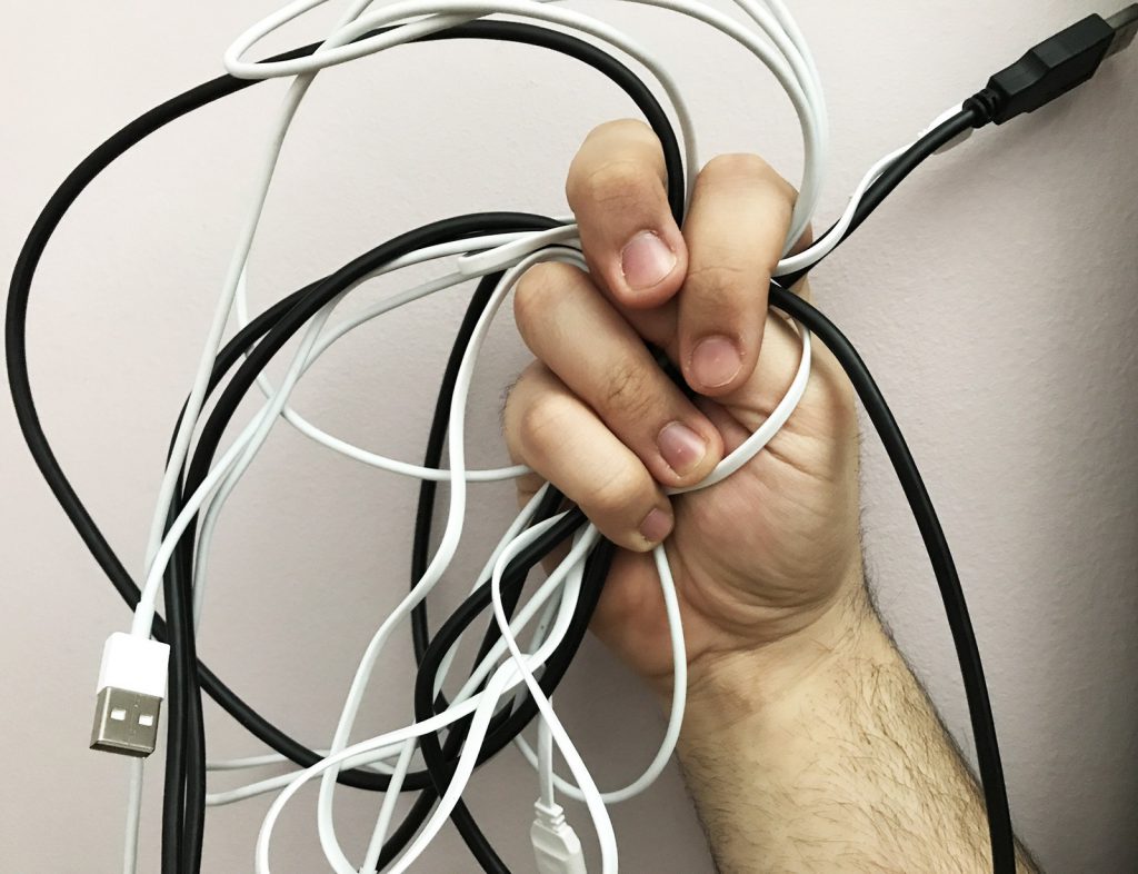 dos semanas mejilla cuerno ▷ Cómo organizar el lío de cables de tu ordenador | El Blog de BEEP  Informática