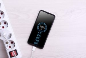 Mitos y errores al cargar el móvil: carga al 99%